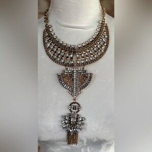 🦋 Elegant Gold tone Statement Necklace